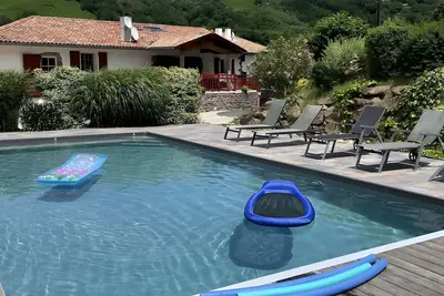 Image de Maison de vacances 'Larretenia' avec vue sur la montagne, piscine privée et Wi-Fi