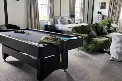 Image de Te Aroha Courthouse Retreat – Walk to Town