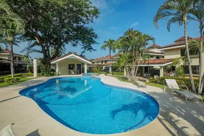 Image de Experience a perfect vacation in our newly renovated 3-bedroom townhome in Playas Del Coco