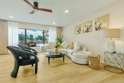 Image de Upper Lakefront Escape | 3br/2ba with Serene Views