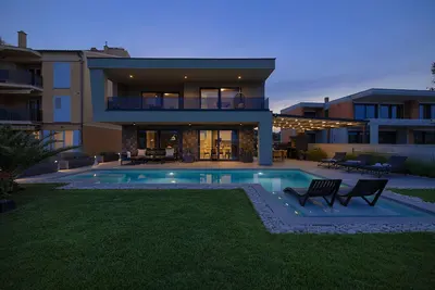 Image de Villa Scala Pomer for 8 people, near Medulin, first row to the sea