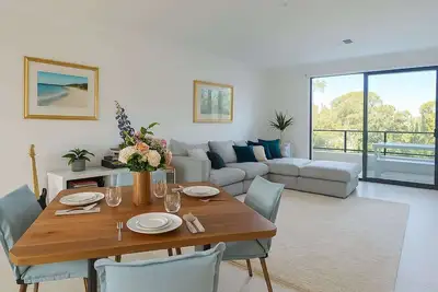 Image de This modern and well-appointed home offers a comfortable stay in a quiet residential pocket, perfectly located just minutes from the city and Perth’s stunning beaches