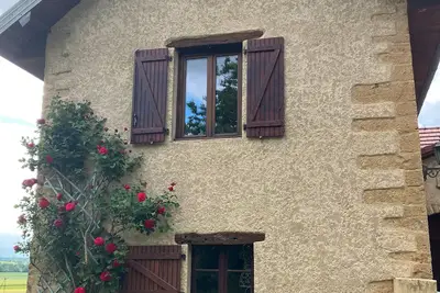 Image de Maison de Vacances 'Gîte Du Poisson Rouge' avec cheminée, terrasse et grand terrain.