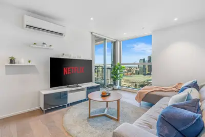 Image de Skyline Dreams: 3br Luxury Above Docklands / City Views & Pool