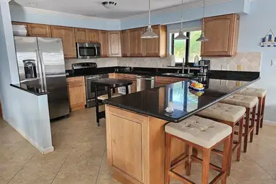 Image de Tranquil 3-bedroom 2 bathroom house bay and ocean access with dock and boat lift