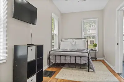 Image de Olive Street Bungalow, located in the family friendly east-side historical area.