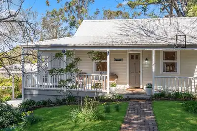 Image de Inchcolm – Your Quintessential Blue Mountains Getaway