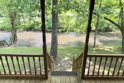 Image de Relax with the whole family at this peaceful Creekside Oasis located in Cosby