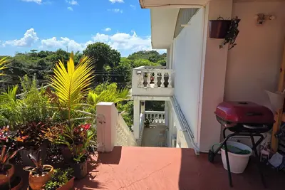 Image de Stylish 1 bedroom apartment with fully stocked kitchen and large bathroom.