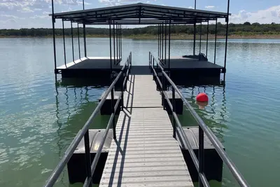 Image de 3 bedroom 2 bath lake home with covered dock