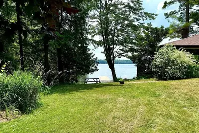 Image de Charming waterfront retreat nestled on the serene shores of Oak Lake.