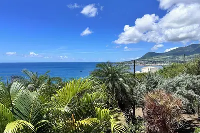 Image de Krysta's Hideaway, Cozy, Oceanview 2 Bedroom Apartment. Central Location.