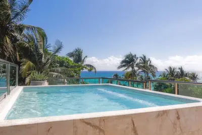Image de Casa Nikki: 5-Bedroom Villa in Playacar w/ Pool, Chef & just steps to the Beach!
