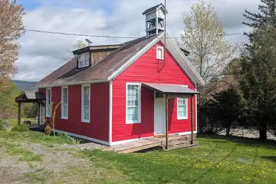 Image de 2 miles to Ricketts Glen. Updated and cozy schoolhouse with porch and fire pit.