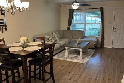 Image de Gator Haven. Relax in this calm stylish condo less than 2 miles from Uf.