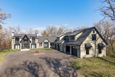 Image de Private, luxurious, modern cottage on 10+ acres, minutes from Mayo Clinic.