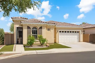 Image de Spacious Retreat —Minutes from Westgate & Stadium