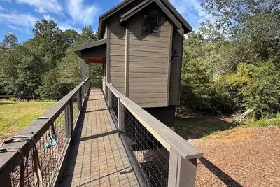 Image de Riverside Treehouse Resort in Central, Sc 8 miles from Clemson University