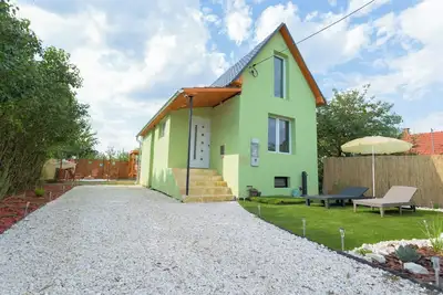 Image de Luxury vacation home with hot tub and garden. Rural location - Pet friendly!