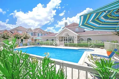 Image de Luxe Oasis Château – Entire Houston Home wPool Near Nrg, Med Center & Galleria