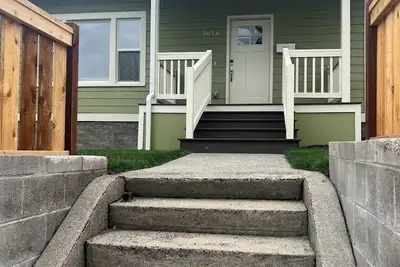 Image de Newly remodeled and centrally located Tacoma Craftsman close to Ups