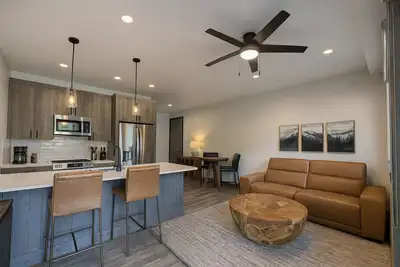 Image de New Cozy One Bedroom Condo with Balcony & Purgatory Views