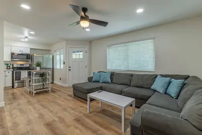 Image de Walk to Mill Ave! Crisp and Clean Tempe 2br