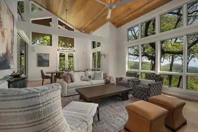 Image de Mountain Views, Fireside Sips, Game Nights, Spa Baths, Trail Treks & Pool Swims - Heaven and Earth