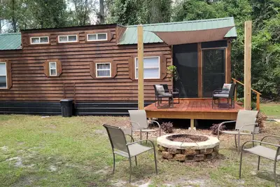 Image de 1 bedrm tiny house with sleeping loft, big yard, fire pit and screened in porch!