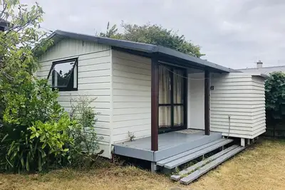Image de 2 double beds including 1 double sofa bed Garden Chalet, 7 Rangiatea Road, Epsom, Auckland
