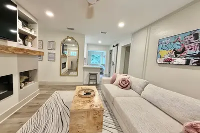 Image de Garnet and Glam 1. 2 miles from Fsu Stadium 4-bedroom 2 bath house