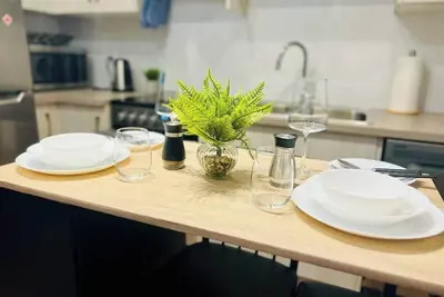 Image de The Hive | Stylish 2br Basement Suite