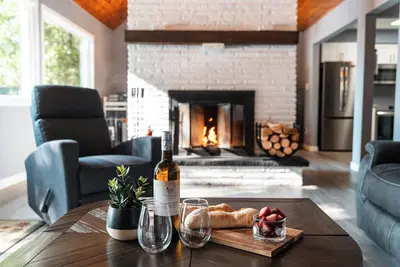 Image de Cozy Winter Lake Escape | 10 min from Haliburton - Grand Fireplace - Lakeviews