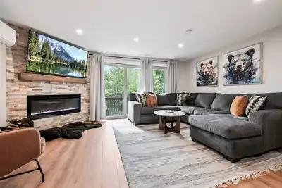 Image de Nordic Retreat - New Reno - Pools & Hot Tub - Skiing - Story Land -Game Room!