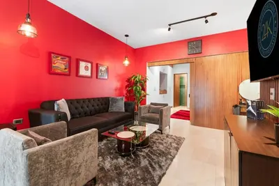 Image de Red Vibe Music Decor | King Bed + Parking + Office