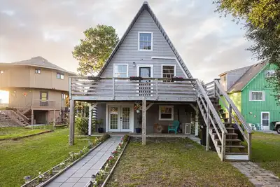 Image de The A-Frame. Canal front home in Colington Habour