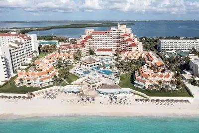 Image de Flexible Dual-Suite w/ Balconies & Resort Perks – Wyndham Grand Cancun