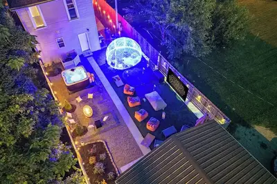 Image de Backyard Escape: Outdoor Movie, Dome, Mini Golf, hot tub, fire pit, grill, mural