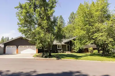 Image de Spacious 5-bedroom house in North Spokane with Hot tub & game room.
