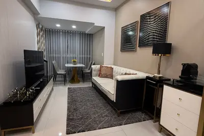 Image de Suite exécutive de 3 chambres avec une excellente vue sur les toits de la ville