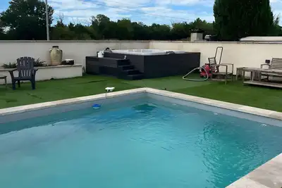 Image de Villa « Piscine Jacuzzi » avec piscine privée, Wi-Fi et climatisation
