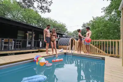 Image de Fun 4br Near Downtown+Pool+Sauna & more!