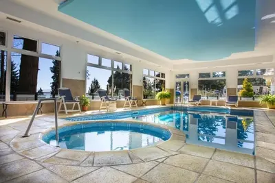 Image de Tranquil Lake-View Room & Retreat w/ Game Room, Pool Table & Breakfast
