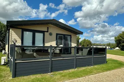 Image de Beautiful lakeside Lodge in tranquil setting