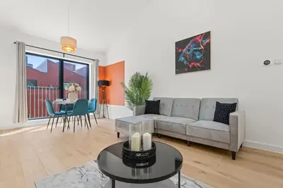 Image de Steel City Home |  2br | Sleeps 6 | Free Parking