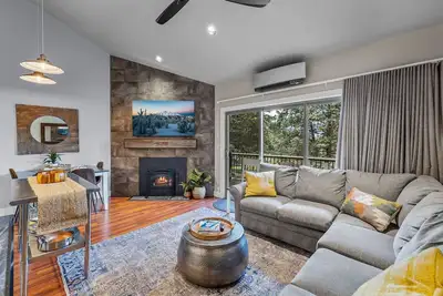 Image de Location and Privacy in This Upper-Level Condo with Resort Amenities!