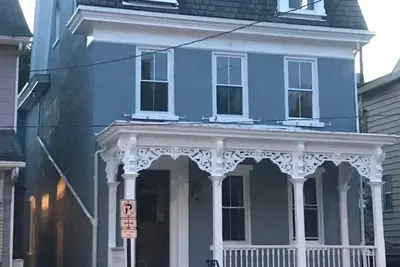 Image de Sophisticated and spacious 7br home— perfect for families, crews, professionals