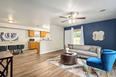 Image de 12d- Charming 3-Bedroom Apt in Cypress, In-Unit Washer&Dryer + 2 Parking Spaces