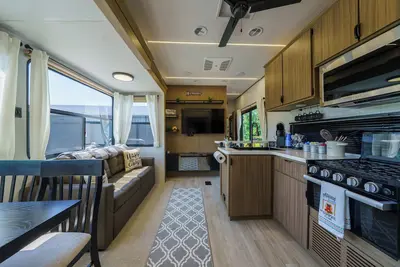 Image de Cozy Camper Getaway 4 minutes to Wec!