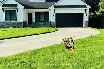 Image de New Listing! A brand new luxury home -- just 3 minutes from Notre Dame